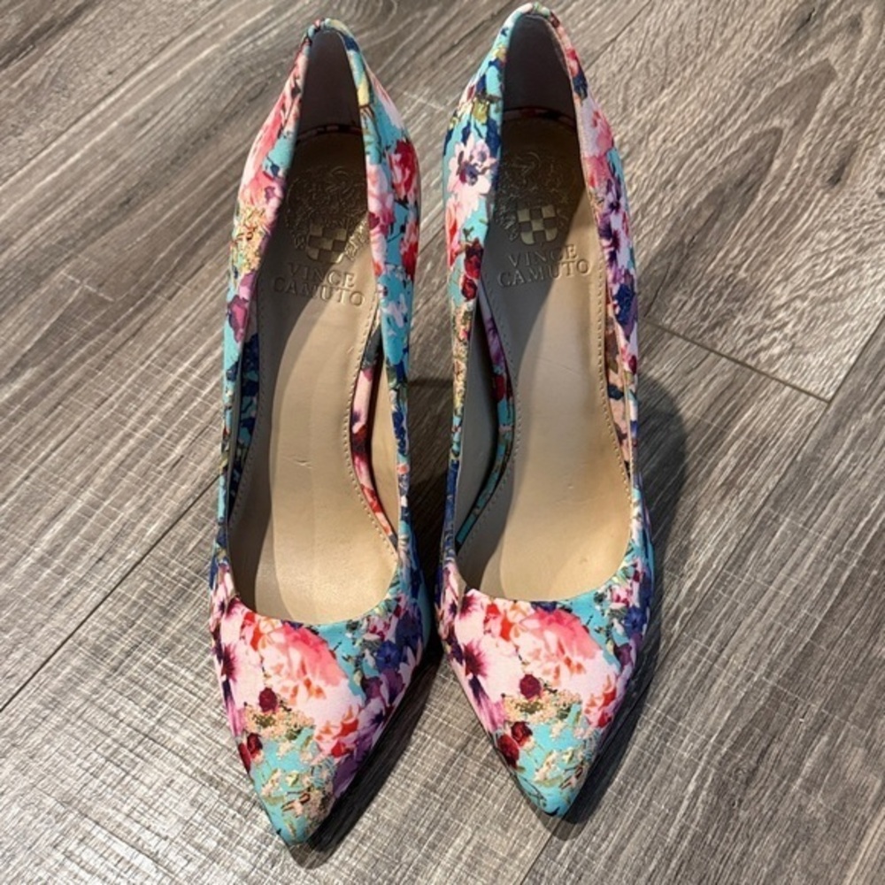 Like New Vince Camuto Callista floral printed stiletto heels